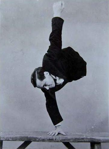 Kobel-JohnnyEck-handstand