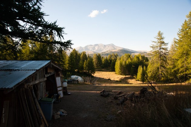 festival hack et diy apadaloup A Pado Loup, vue sur le potager et le garage.
